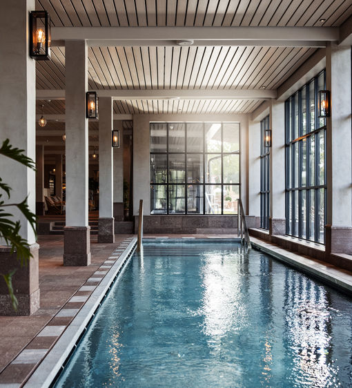 Vackert spa med stor pool inomhus