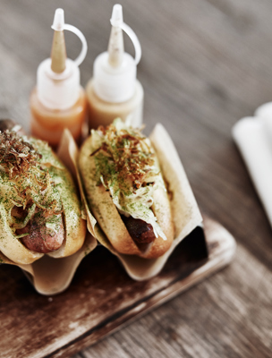 Korv med bröd och lyxiga toppings