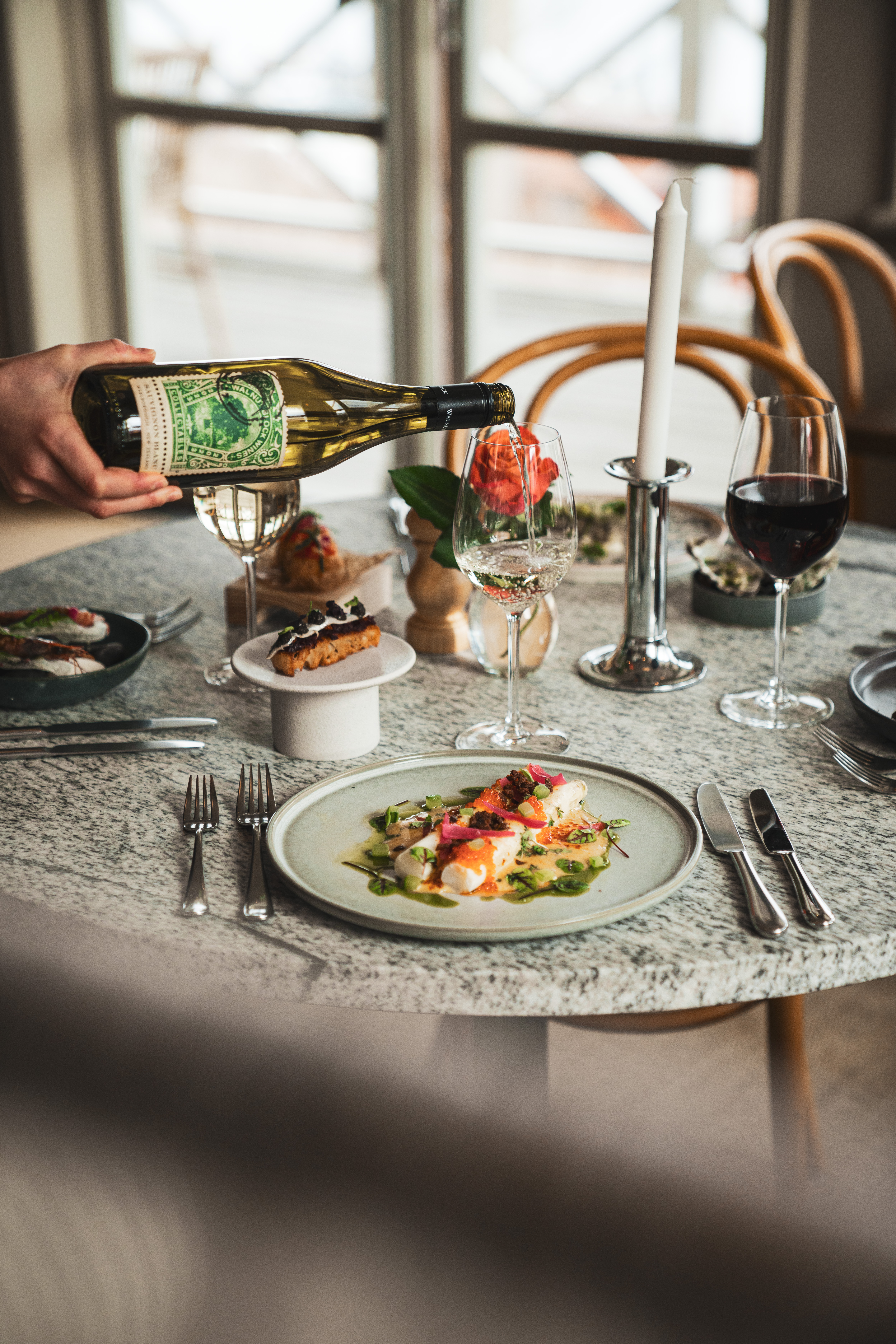 Vit sparris serveras med ett glas vitt vin