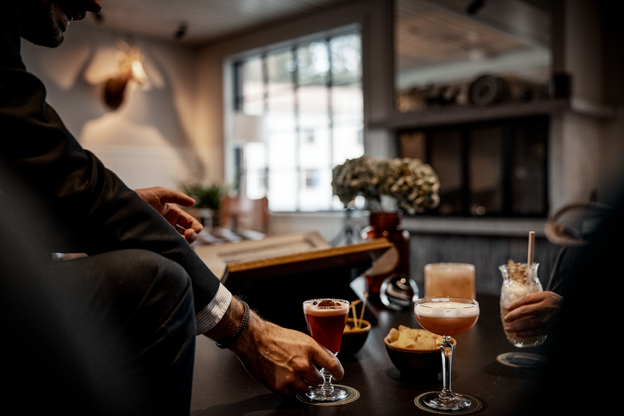 Olika drinkar på ett bord i baren