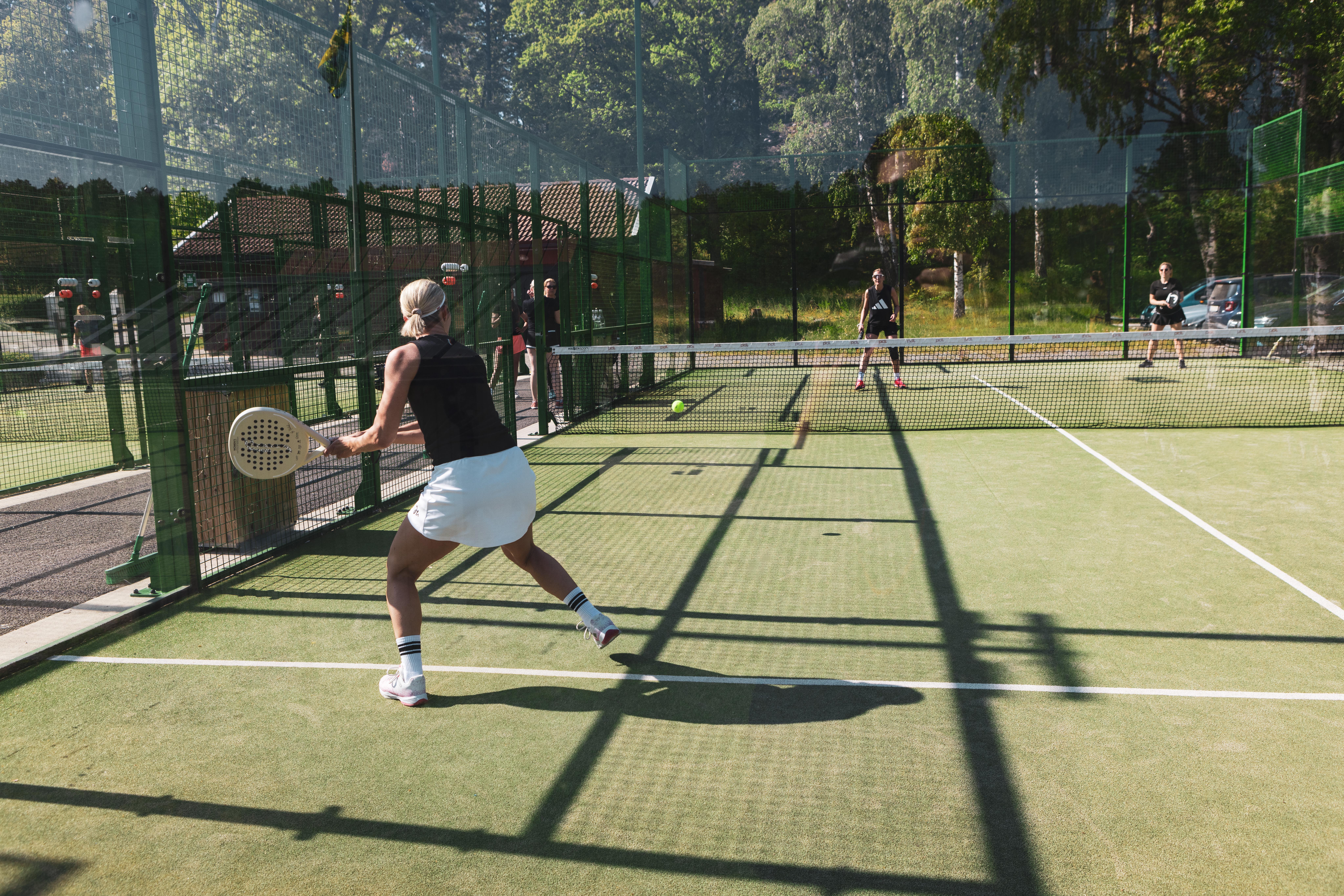 Spela padel på utomhusbanor i Stockholms skärgård